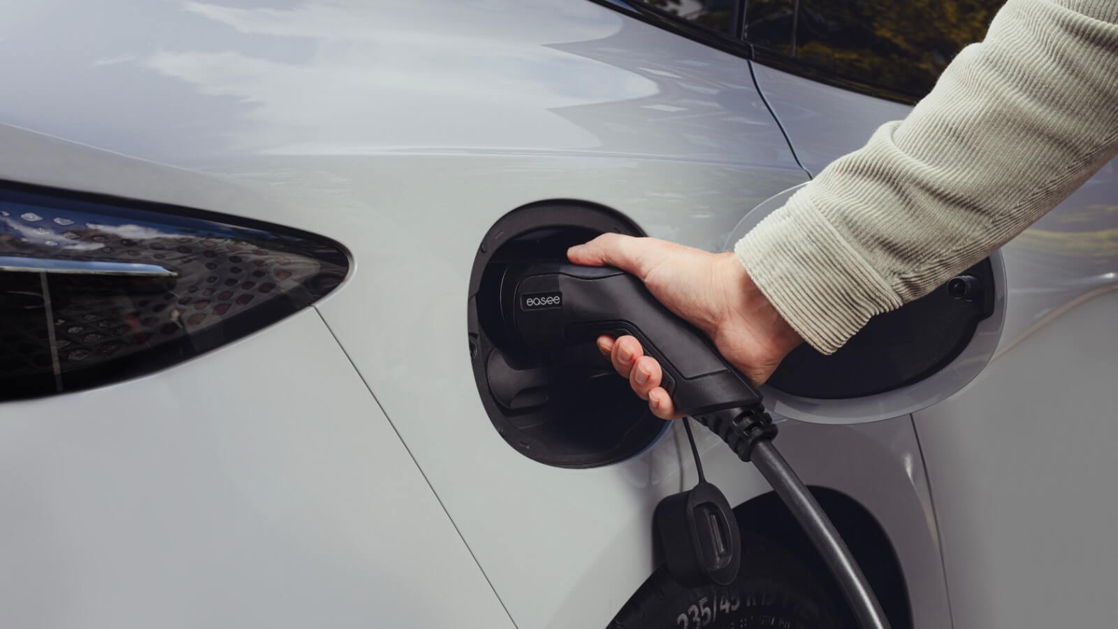 Wie schließe ich eine Ladestation an?