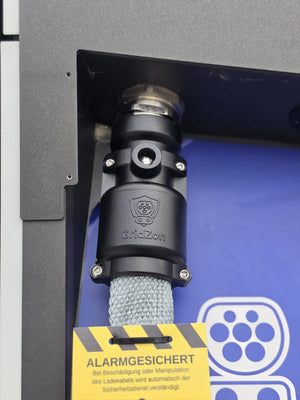 GRIDZON Universal – kompakte Edelstahlbox am Kabelausgang der Alpitronic Ladesäule
