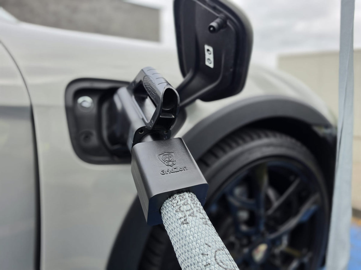 GRIDZON SteelCap – Edelstahl-Schutzgehäuse am Stecker des Ladekabels mit HMPE-Schutzschlauch