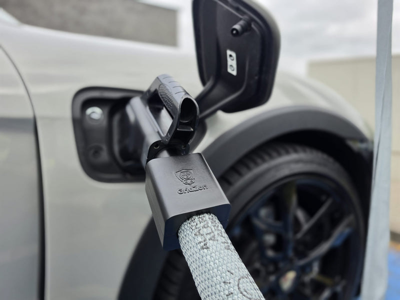 GRIDZON SteelCap – Edelstahl-Schutzgehäuse am Stecker des Ladekabels mit HMPE-Schutzschlauch