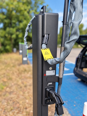 GRIDZON Kabelschutz am Alpitronic HYC 50 – Originalfeder richtet den Arm samt Schutzschlauch auf