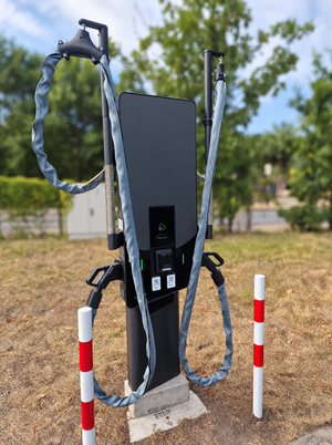 Alpitronic HYC 50 mit GRIDZON Kabelschutz an beiden Ladekabeln – Kabelmanagement-Arm bleibt voll funktionsfähig