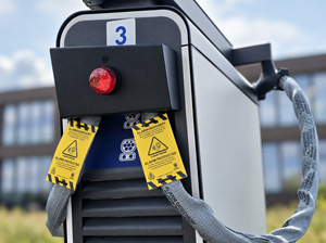 GRIDZON Komplettanlage an Alpitronic Hypercharger – zentrales Schutzgehäuse über beiden Kabelausgängen, HMPE-Schutzschlauch an beiden Ladekabeln