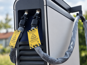 GRIDZON Universal Kabelschutz – je Kabel eine kompakte Edelstahlbox am Kabelausgang des Alpitronic Hypercharger